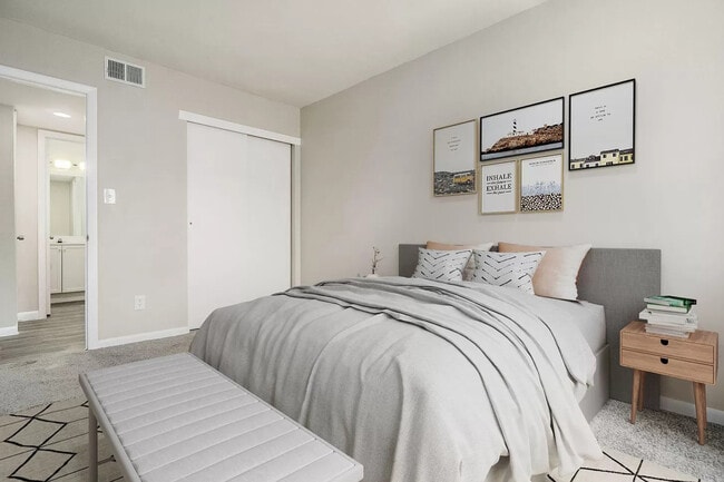 Building Photo - Coves at Columbus on Karl