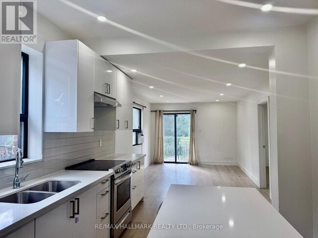 Photo du bâtiment - 285 Bain Ave