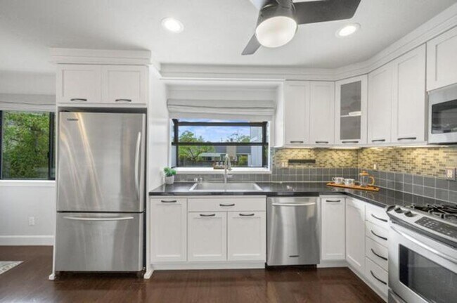 Building Photo - Immaculate 3 Bedroom 2.5 Bath Condominium ...
