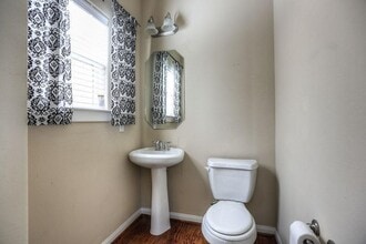 Building Photo - 940 W 26th St