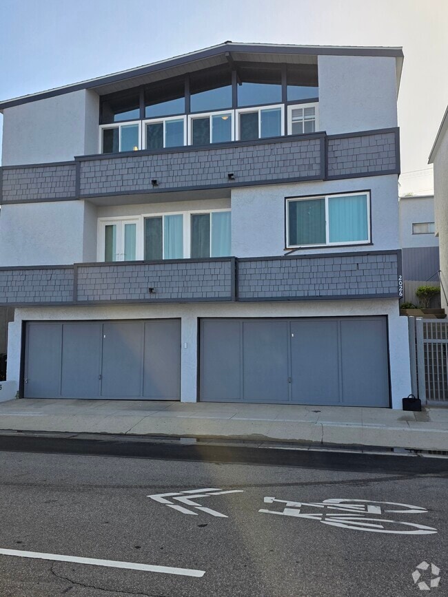 Building Photo - 2026 Hermosa Ave