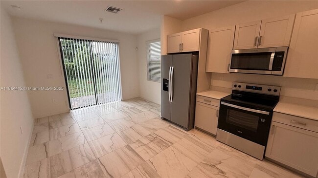 Building Photo - 1684 SE 7th Ct
