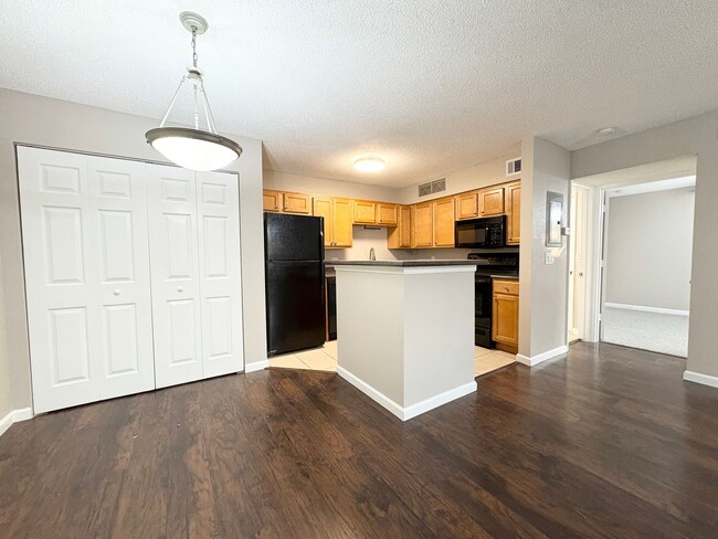 Building Photo - Beautiful 1/1 Condo in Altamonte Springs ~ Gated Lakefront Community!