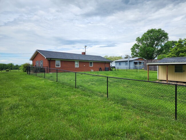 Building Photo - 3 Bed 1 bath Home Mount Airy
