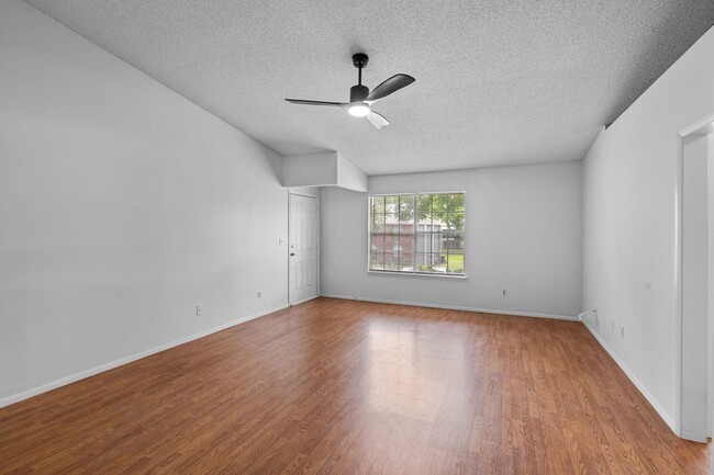 Building Photo - 2/2 Condo With Screened Patio in Conway area