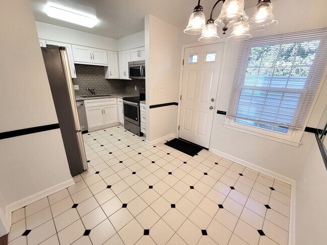 Foto del edificio - 2-Bedroom in the perfect location! ***First month free with a 13-month lease.***