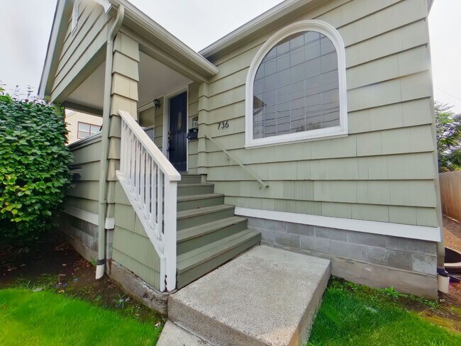 Foto del edificio - Large Classic Campus Home