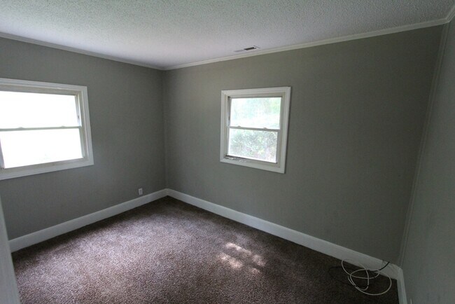 Building Photo - 725 Lucas St