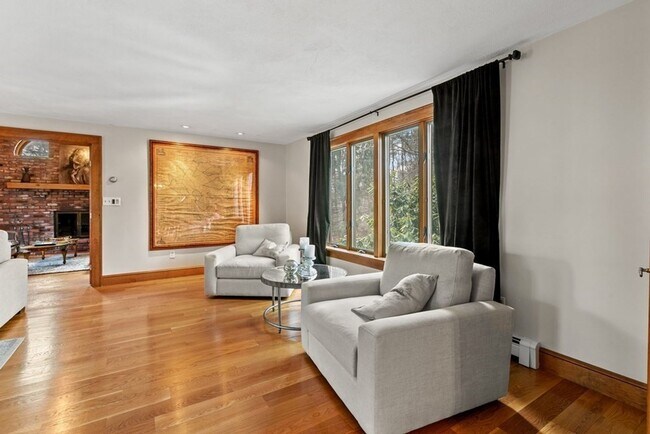 Foto del edificio - Stunning 3-Bedroom Home with Indoor Pool &...