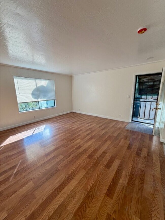 Building Photo - 02360