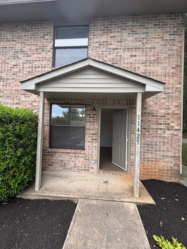 Caminando hacia tu puerta de entrada - 11425 Alanridge Ln