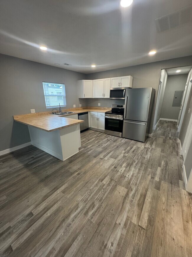 Foto del edificio - 1522 N Farmer Ave