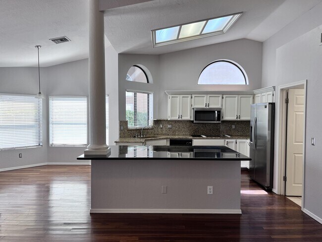 Foto del edificio - 6933 W Sack Dr