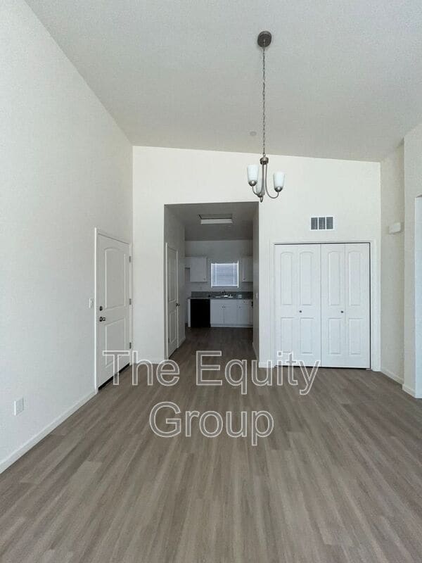 Building Photo - 4112 E Kaweah Ave
