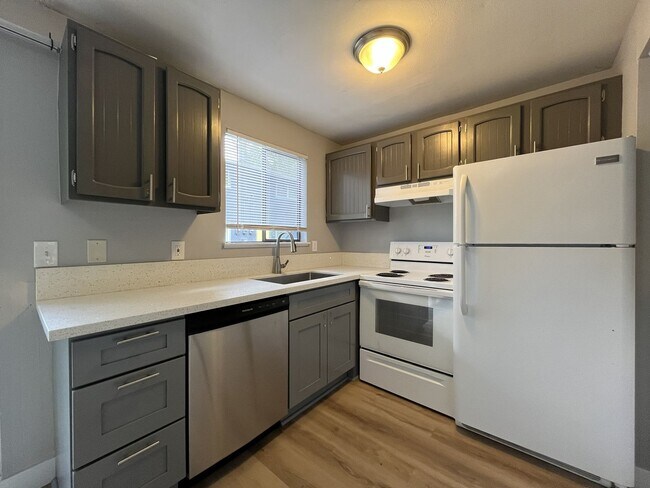 Building Photo - Comfortable 2 Bedroom Retreat with a Beautiful Tree-Lined Setting, Washer/Dryer & Modern Kitchen