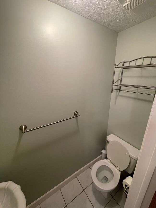 Building Photo - 2 Bed 1.5 Bath- Oakdale PA! Hawthorne Vill...