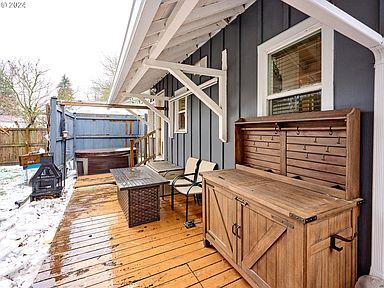 Building Photo - Beautiful three-level condominium in a qui...
