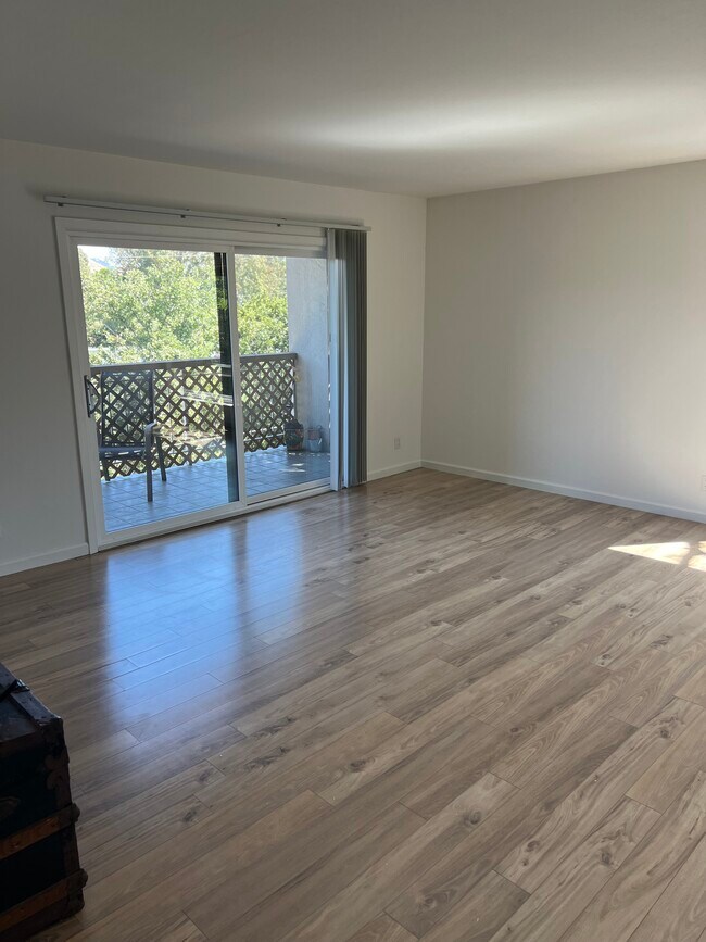 Fotografía del edificio - 310 N Civic Dr