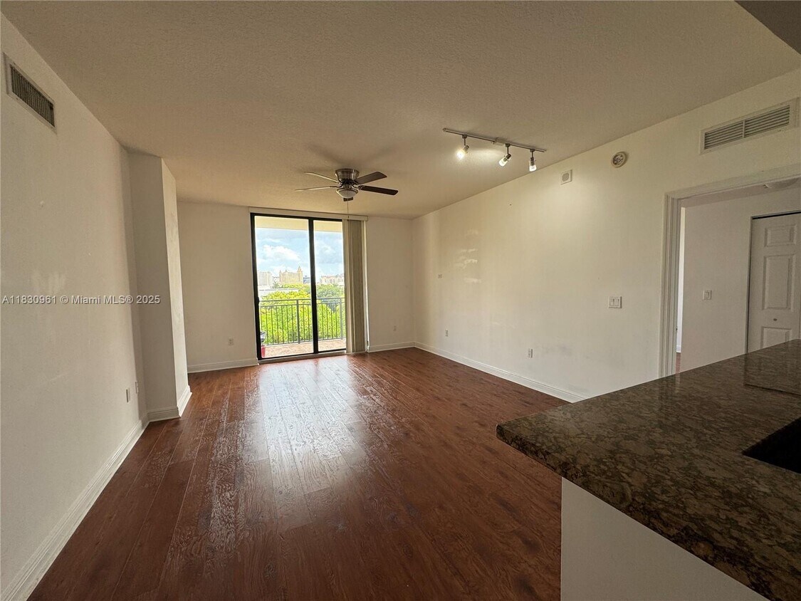 Foto principal - 888 Douglas Rd