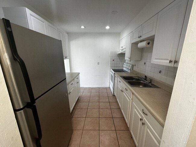 Building Photo - 1157 S Loop Blvd