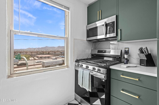 Building Photo - 618 1/2 Stewart Ct