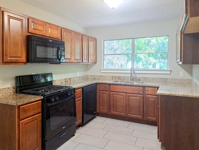 Building Photo - 3 Bedroom / 1 Bath / 1 Car Garage