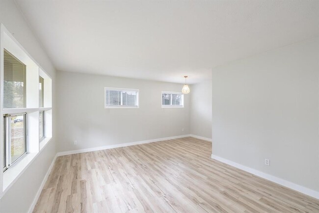 Building Photo - Move In Ready South Hill 2 Bedroom 1 Bath ...