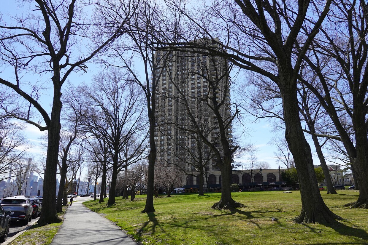 Primary Photo - 7855 Boulevard East