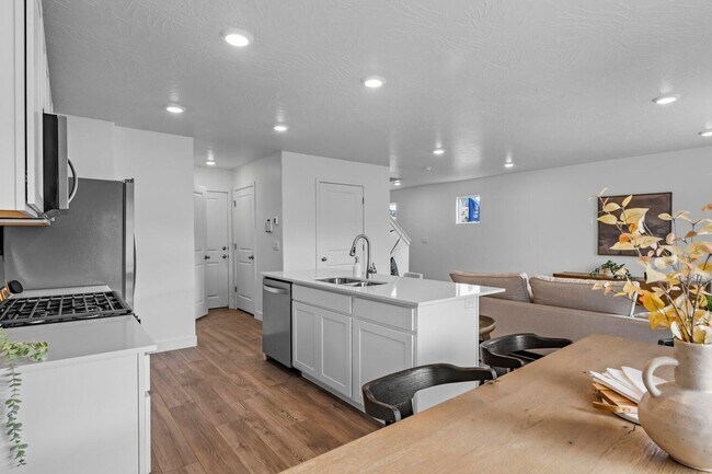 Foto del edificio - Brand New Construction - 3 bedroom- 2.5 bath Townhome