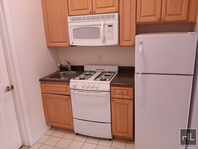 Foto del edificio - BEAUTIFUL EXTRA LARGE STUDIO IN PRIME MIDT...