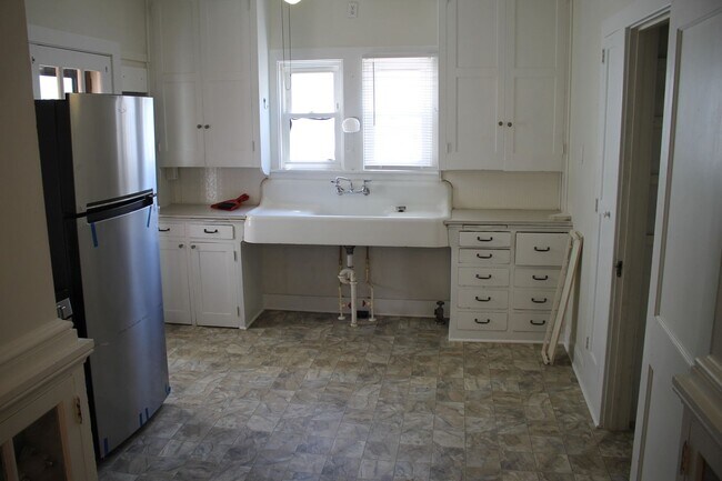 Building Photo - 2nd floor apartment