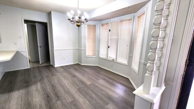 Building Photo - Freshly updated 3/2/2 close to shopping an...