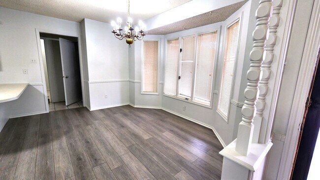 Foto del edificio - Freshly updated 3/2/2 close to shopping an...