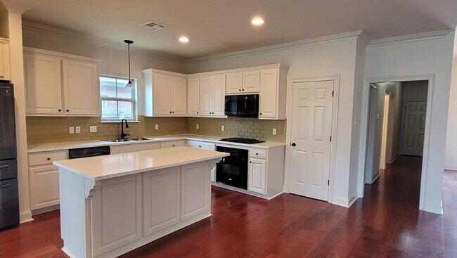 Foto del edificio - 4 Bedroom 3 full bath plus office in Lakes...