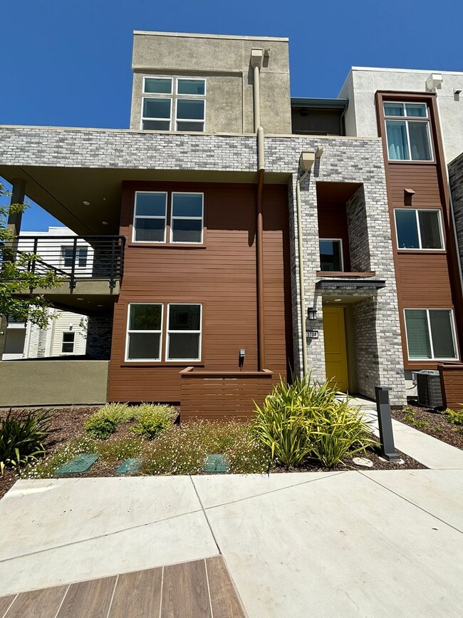 Building Photo - Brand New 4 Bedroom 4 Bath Townhome for re...