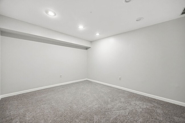 Foto del edificio - 3033 Jamestown Dr