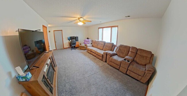 Foto del edificio - Cozy 2-Bed Home with Attached Garage - Available June 5th!