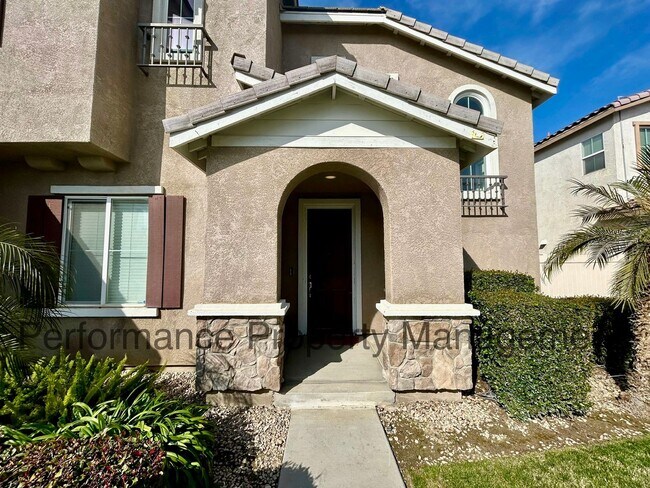 Building Photo - Gorgeous 3 Bed/2.5 Bath Home in SW Bakersf...
