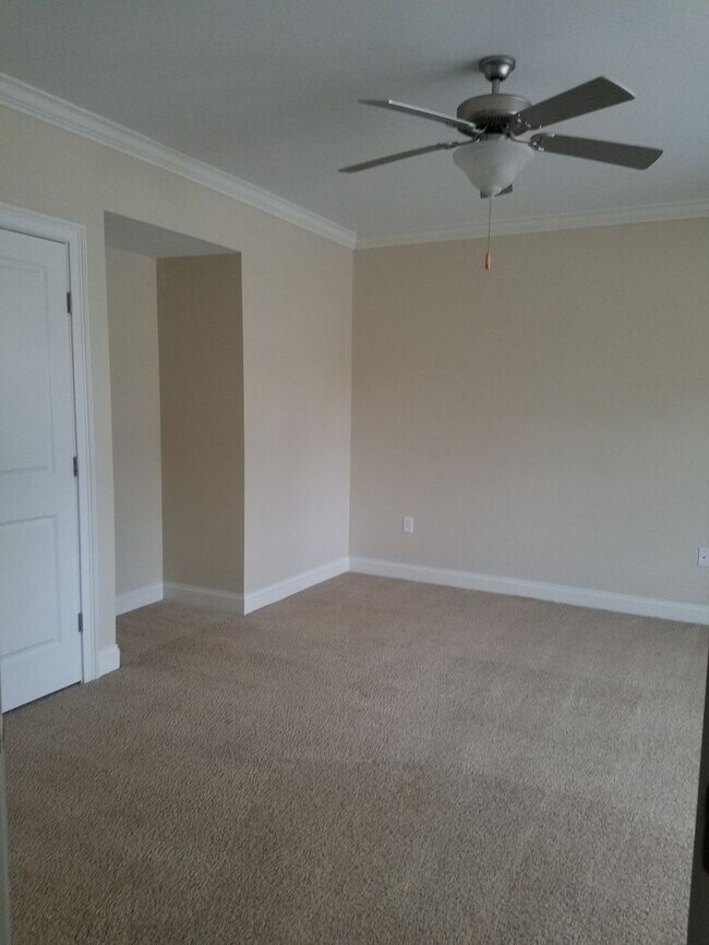 Building Photo - DOWNTOWN LIVING! BEAUTIFUL 3 Bed 2 full 2 ...