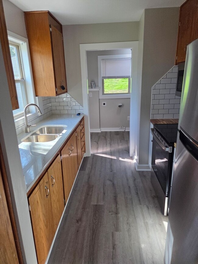 Foto del edificio - 3 bed 1 bath, 1 car detached garage, newly...