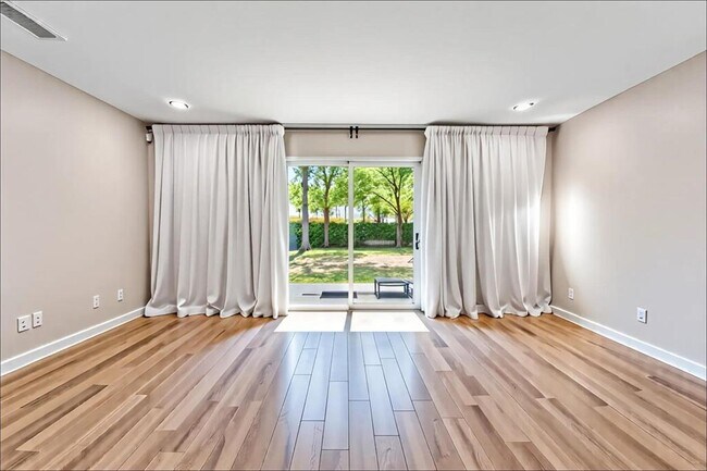 Building Photo - 907 Chiswick Dr