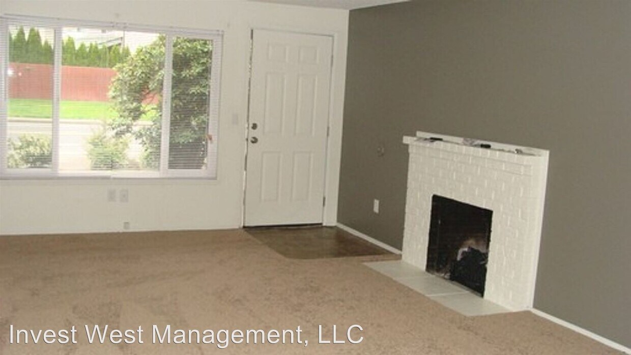 Primary Photo - 121 NE Hearthwood Blvd