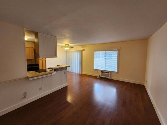 Foto del edificio - Upper Unit in Carrol Canyon Gardens