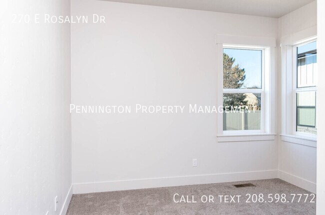 Building Photo - 270 E Rosalyn Dr