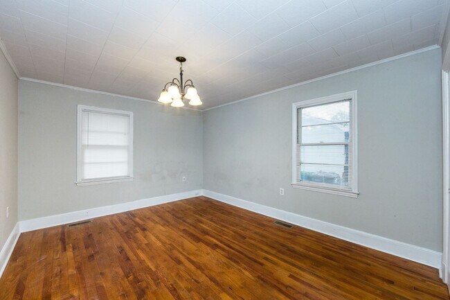 Foto del edificio - LARGE 2 BEDROOM HOME IN BELMONT