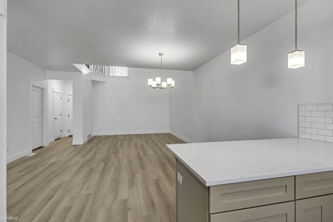 Building Photo - 3 br, 2.5 bath Townhome - 409 North 360 We...