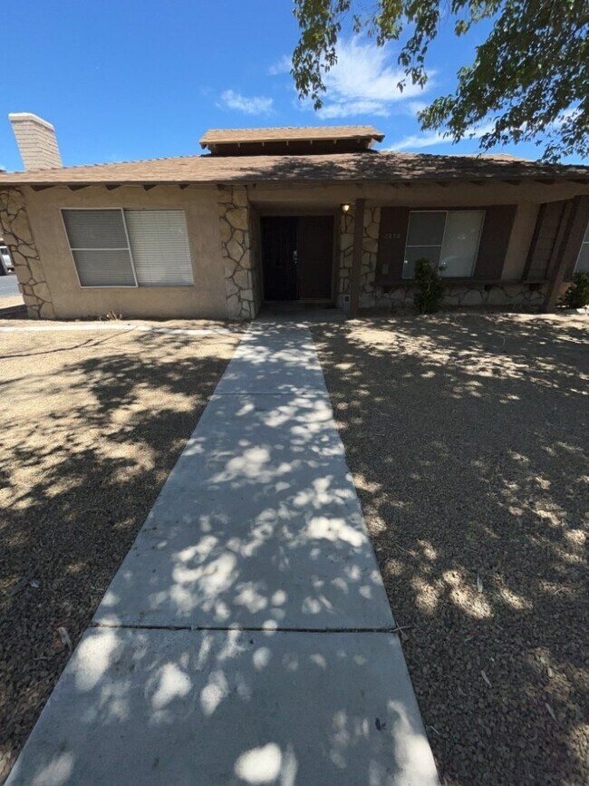 Building Photo - Tucked away 3 bedroom 2 bath located on 1s...