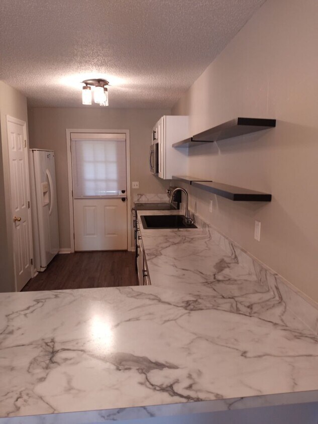 Foto principal - 2 bed 1.5 bath condo for rent