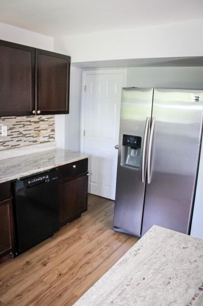 Foto del edificio - Stunning 3-Bedroom Home with Modern Amenit...