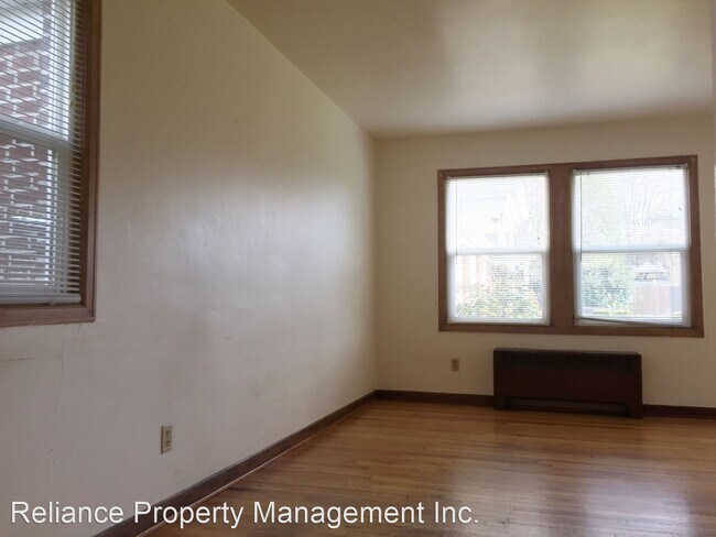 Building Photo - 425 SE 32nd Ave
